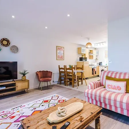 Chic & Cozy , Long Welcome , Large Driveway , Fast Wi-fi