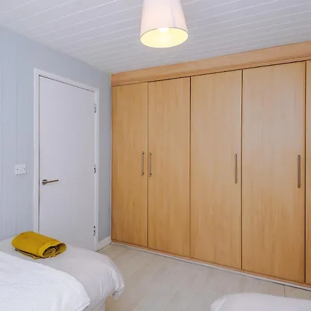 Prázdninový dům Chic & Cozy , Long Welcome , Large Driveway , Fast Wi-fi *