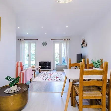 Prázdninový dům Chic & Cozy , Long Welcome , Large Driveway , Fast Wi-fi *