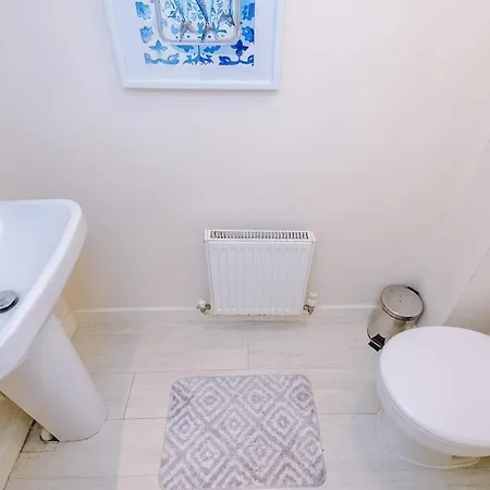 Chic & Cozy , Long Welcome , Large Driveway , Fast Wi-fi Prázdninový dům Leeds (West Yorkshire)