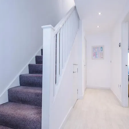 Chic & Cozy , Long Welcome , Large Driveway , Fast Wi-fi *