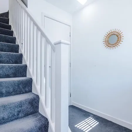 Chic & Cozy , Long Welcome , Large Driveway , Fast Wi-fi