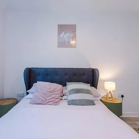 Chic & Cozy , Long Welcome , Large Driveway , Fast Wi-fi