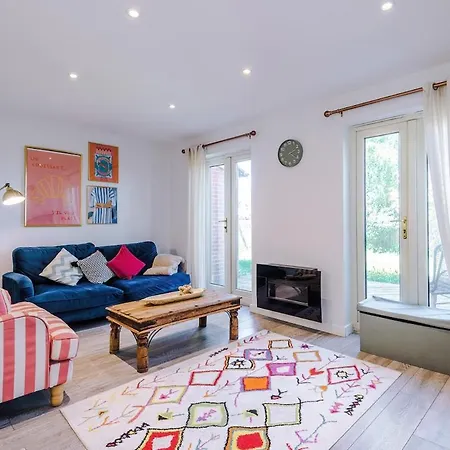 Chic & Cozy , Long Welcome , Large Driveway , Fast Wi-fi